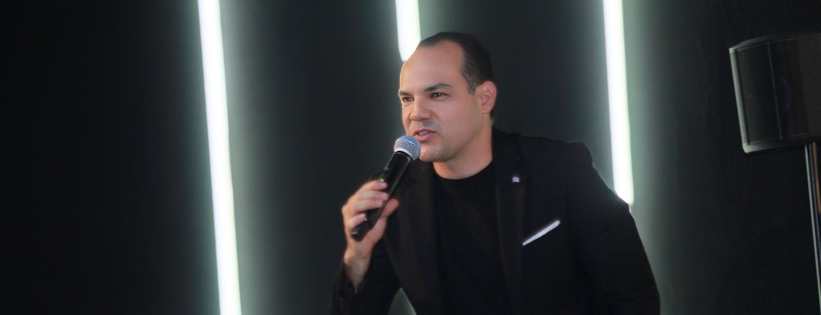 Pastor predicando en LIKE JESUS
