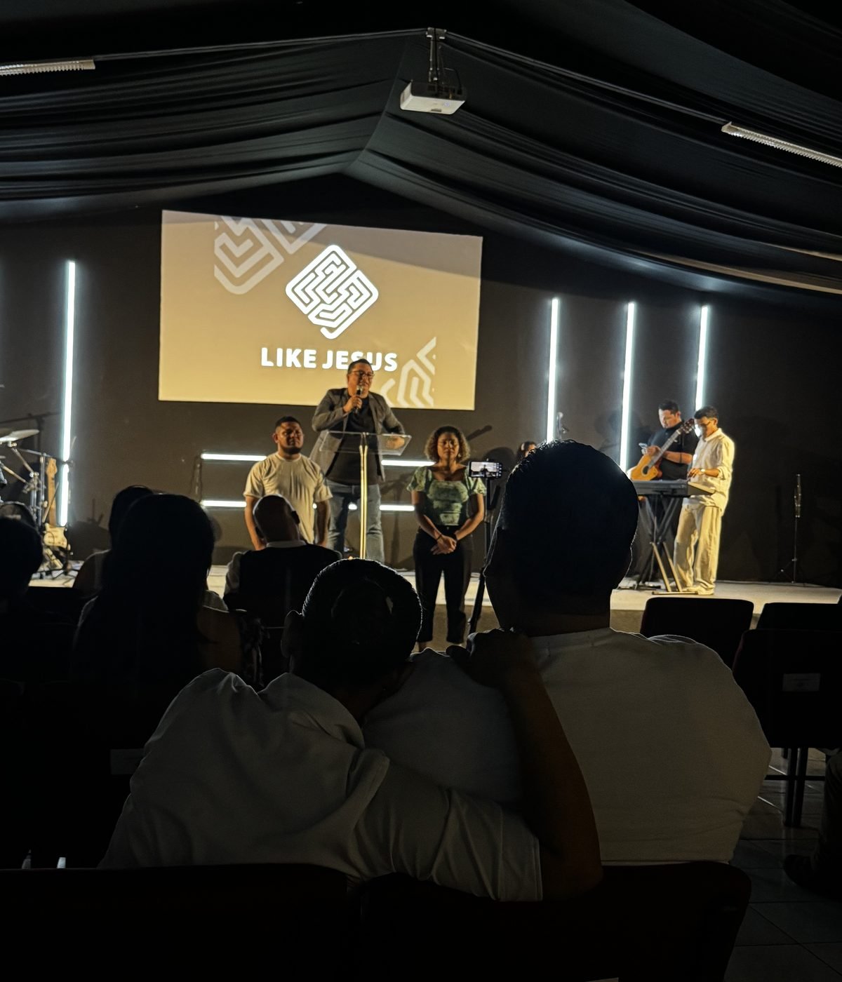Congregación de LIKE JESUS reunida durante un servicio de adoración